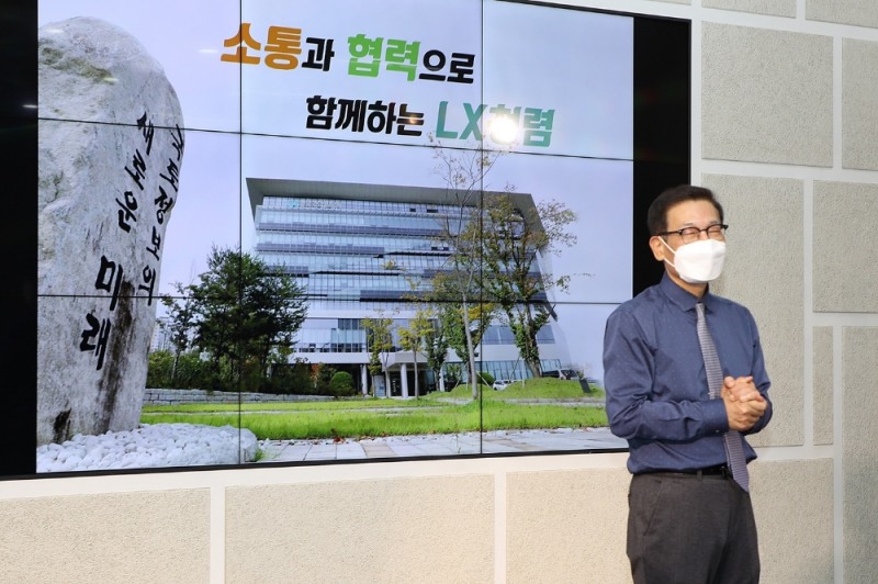 성기청 상임감사가 지난 4월 인천지역본부에서 ‘소통과 협력으로 함께하는 LX 청렴’이라는 주제로 강의를 하고 있다. /사진제공=LX공사