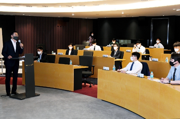 ▲지난 10일 진행된 양성과정 오리엔테이션에서 유진투자증권 민병돈 WM본부장이 교육 대상자들에게 인사말을 하고 있는 모습./ 사진=유진투자증권