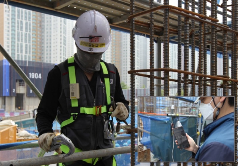 스마트 안전벨트 시연 / 사진=포스코건설