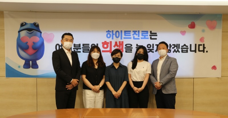 하이트진로는 21일 하이트진로 청담동사옥에서 소방유가족 지원금 기증식을 진행한 가운데, 하이트진로 김인규 대표(왼쪽 첫번째)와 대한민국재향소방동우회 강종훈 대외협력부장(오른쪽 첫번째) 등이 참석했다./ 사진제공 = 하이트진로