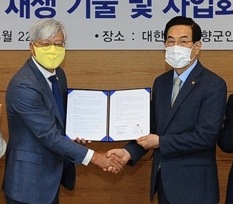 한성수 코오롱인더스트리 미래기술원 원장(왼쪽)과 권영학 재향군인회 경영총장.