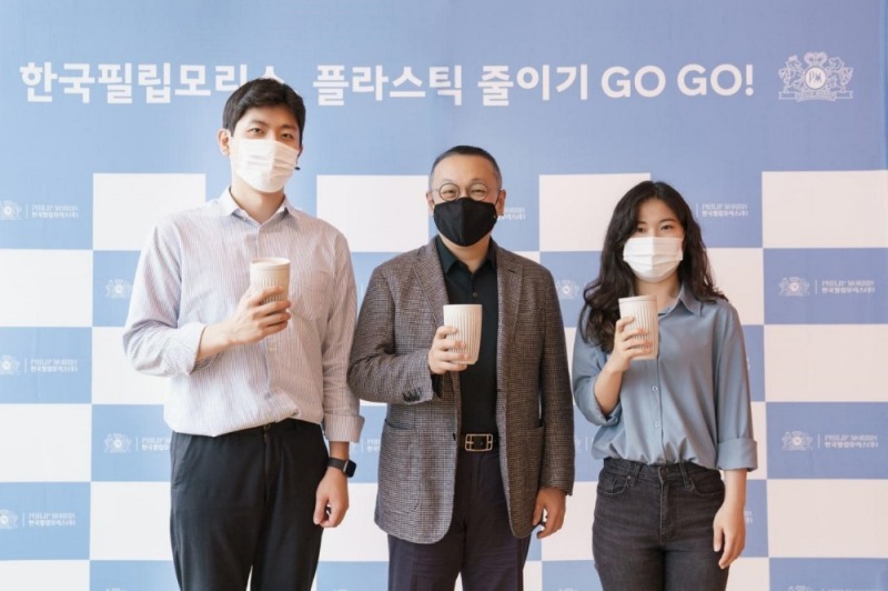 한국필립모리스 백영재 대표(사진 가운데)가 직원들과 함께 고고 챌린지 참여 기념 촬영을 하고 있다. / 사진제공 = 한국필립모리스