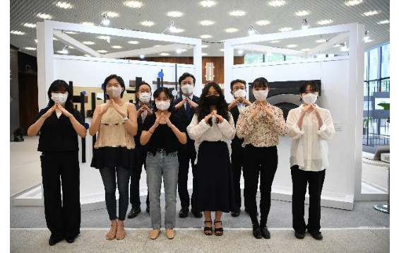 (두번째줄 오른쪽 첫번째부터) 한성희 포스코건설 사장, 채현일 영등포구 구청장, 이용현 서울소공인협회 협회장이 제2회 스틸아트 공모전에서 수상자들과 함께 기념사진을 촬영하고 있다. / 사진=포스코건설