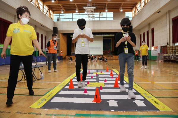 한화손해보험 봉사단과 서울지역 초등학생이 보행 안전사고 예방교육에 참여하고 있다./사진= 한화손해보험