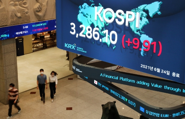 ▲24일 코스피지수는 전일 대비 9.91포인트(0.3%) 상승한 3286.10에 장을 마쳤다.코스닥지수는 전일 대비 3.84포인트(-0.38%) 내린 1012.62에 장을 마쳤다./ 사진=한국거래소