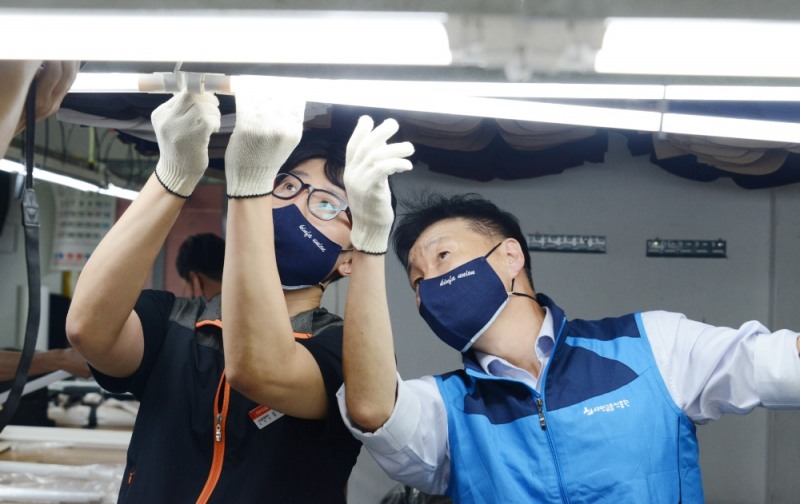 김영신 전국사무금융서비스노동조합 서민금융진흥원지부장(왼쪽)과 이계문 서민금융진흥원장이 24일 서금원 노동조합 창립기념 1주년을 맞아 서울 신당동에 있는 봉제 사업장 두 곳을 방문해 오래된 조명을 교체해 주는 활동을 하고 있다./사진=서민금융진흥원