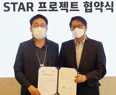 한국앤컴퍼니 디지털전략실장 류세열 전무(왼쪽)와 KAIST 공과대학장 이동만 교수. 제공=한국앤컴퍼니.