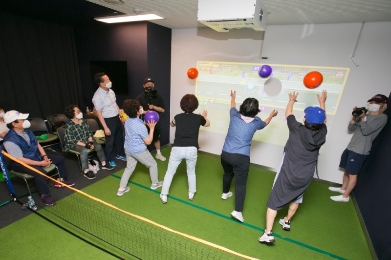 울 강남구 시니어플라자에서 어르신들이 메타버스 치매예방 활동을 하고 있다. 사진=KT