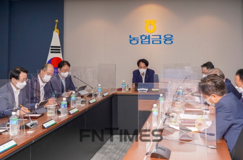 NH농협금융지주는 25일 서울 중구 농협금융 본사에서 손병환 회장을 비롯한 9개 계열사 최고경영자가 참석한 최고경영자 협의회를 개최했다. 최고경영자 협의회에서 손병환 농협금융 회장(가운데)이 회의를 주재하고 있다./사진=NH농협금융지주