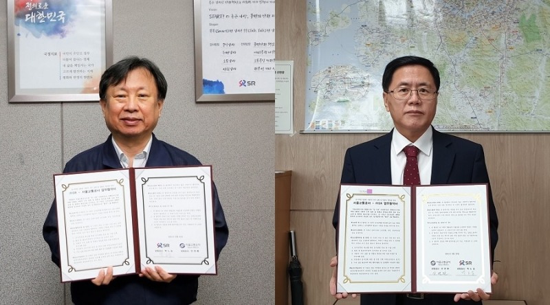 박노승 SR 상임감사(왼쪽)와 안연환 서울교통공사 상임감사가 지난 25일 각 사의 집무실에서 협약서 서명 후 교환하는 비대면 방식으로 감사업무 협약을 체결했다. /사진제공=SR