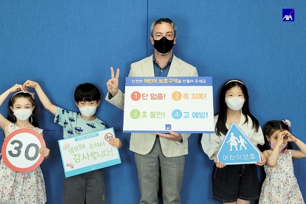 질 프로마조 AXA손해보험 대표이사가(왼쪽에서 세번째) '어린이 교통안전 챌린지'에 동참했다./사진= AXA손해보험 