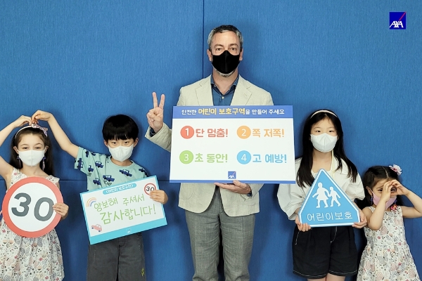 질 프로마조 AXA손해보험 대표이사가(왼쪽에서 세번째) '어린이 교통안전 챌린지'에 동참했다./사진= AXA손해보험