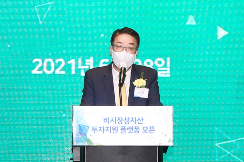28일 서울 여의도 글래드 호텔에서 개최한 '비시장성자산 투자지원 플랫폼 오픈 설명회'에서 이명호 예탁결제원 사장이 개회사를 하고 있다. / 사진제공= 예탁결제원(2021.06.28)