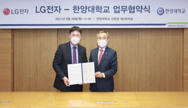 류재철 LG전자 H&A사업본부장 부사장(왼쪽)과 김우승 한양대학교 총장(오른쪽)이 인공지능·빅데이터 분야 업무협약을 체결했다. 사진=LG전자