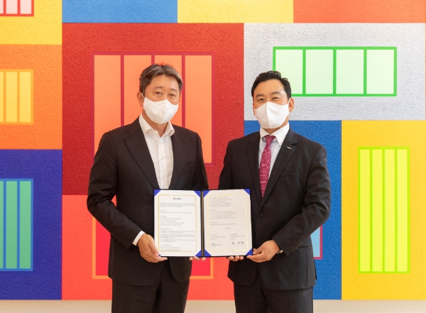 ▲김성환 한국투자증권 개인고객그룹 부사장(오른쪽)과 이정용 가나아트갤러리 대표이사가 지난 29일 업무협약을 맺고 기념 촬영을 하고 있다./ 사진=한국투자증권