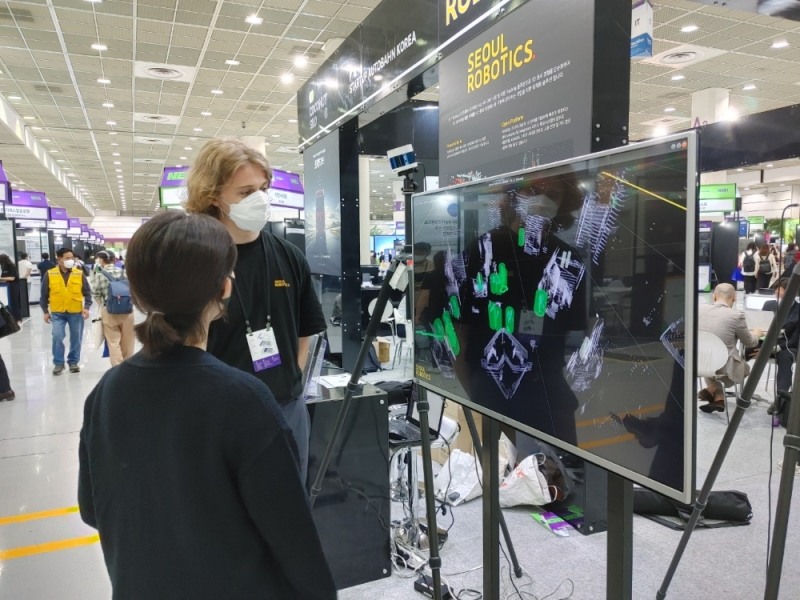 '넥스트라이즈 2021, 서울'에서 아이테드, 코코넛사일로, 해피테크놀로지 기업과 함께 ‘스타트업 아우토반 코리아’ 부스로 전시에 참여한 서울 로보틱스 직원 모습./사진=한국금융신문