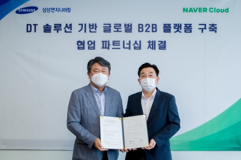 문덕규 삼성엔지니어링 솔루션사업본부장 전무(왼쪽)와 김태창 네이버클라우드 사업총괄 전무가 기념촬영을 하고 있다. / 사진=삼성엔지니어링