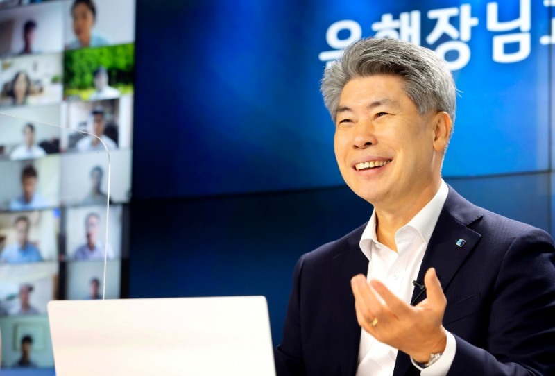 윤종원 IBK기업은행장이 지난 30일 서울 을지로 기업은행 본점에서 예비지점장들과 실시간 온라인 대화시간을 갖고 있다./사진=IBK기업은행