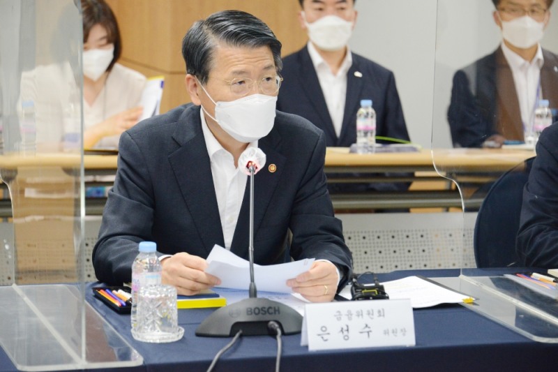 은성수 금융위원장이 지난 1일 서울 중구 서민금융진흥원에서 열린 '햇살론 뱅크 업무협약 및 간담회'에 참석해 모두발언을 하고 있다./사진=금융위원회(2021.7.1)