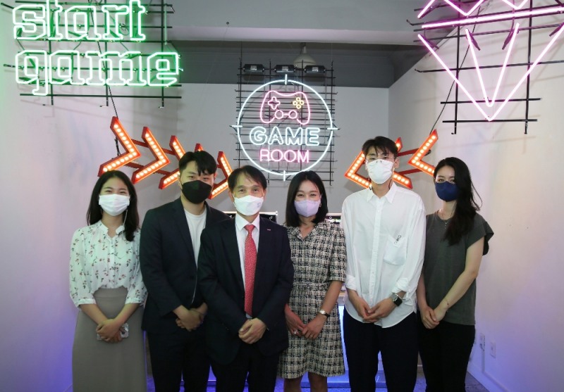 윤송이 엔씨소프트 최고전략책임자(CSO, 사장)와 이광형 KAIST 총장이 전시회 참여 작가들과 기념촬영을 하고 있다. 사진=엔씨소프트