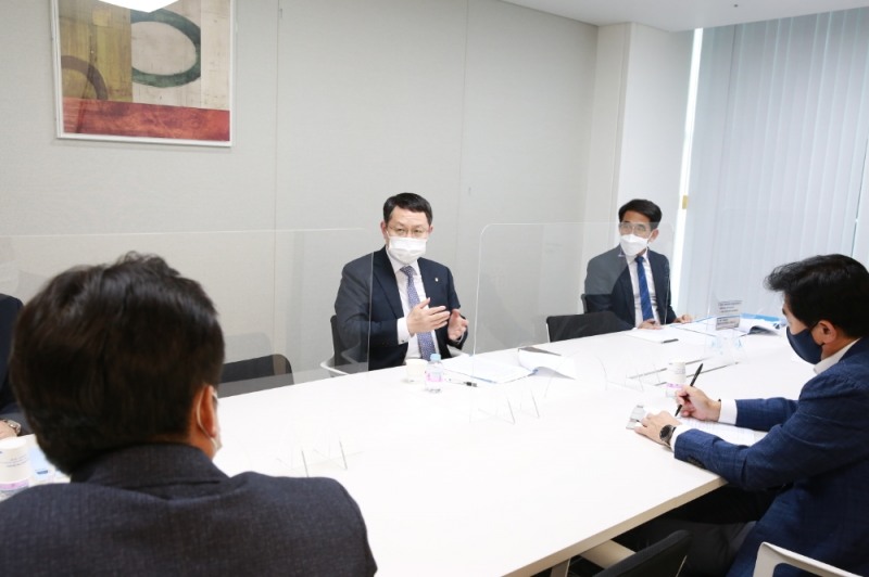 2일 삼성생명 영업점을 방문하고 있는 김근익 금융감독원장 직무대행. /사진=금감원