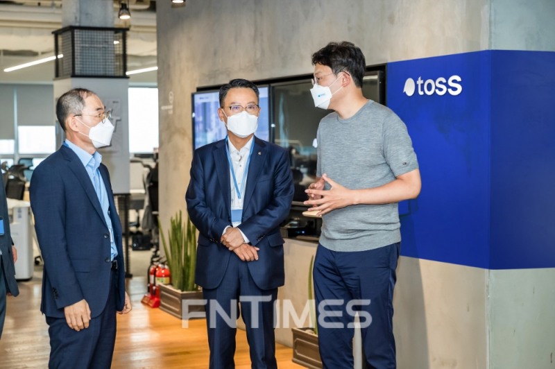 (사진 왼쪽 두 번째부터) 송종욱 광주은행장이 1일 디지털 역량 강화를 위한 방안을 모색하고자 핀테크(금융기술) 기업 ‘토스’ 운영사 비바리퍼블리카를 방문해 이승건 비바리퍼블리카 대표와 협력 방안을 논의하고 있다./사진=광주은행