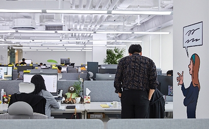 ▲ 카카오페이 직원들이 자유롭게 소통하며 업무에 임하고 있다. 사진 = 카카오페이