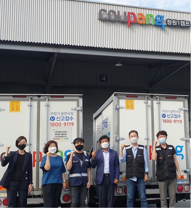 쿠팡이 한국교통안전공단 경남본부와 지난 1일부터 100일간 ‘신교통문화 만들기’ 캠페인을 진행한다고 5일 밝혔다./사진제공=쿠팡