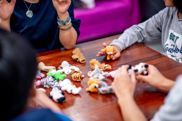흥국생명이 그룹홈 지원 사업을 통해 집단심리치료를 진행했다. 흥국생명은 6일 그룹홈 지원 사회공헌활동 '나를 찾아서'를 진행한다고 밝혔다./사진= 흥국생명