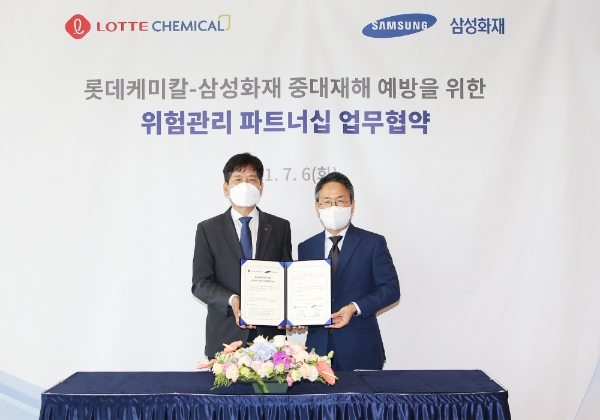 이문화 삼성화재 일반보험본부장(오른쪽)과 김연섭 롯데케미칼 ESG경영본부장이 롯데케미칼-삼성화재 중대재해 예방을 위한 위험관리 파트너십 업무 협정서를 선보이고 있다./사진= 삼성화재