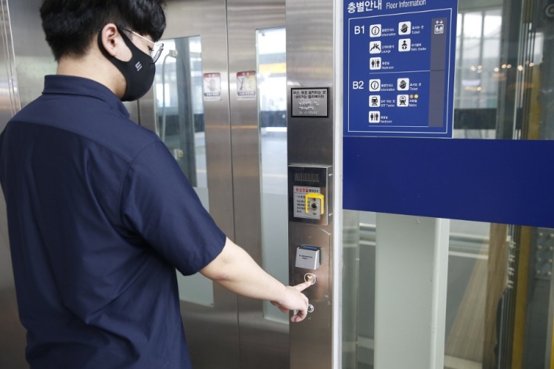 SR은 코로나19 예방을 위해 역사 엘리베이터 버튼 상단에 자외선 살균장치를 설치해 고객이 안심하고 SRT를 이용할 수 있는 환경을 조성했다. /사진제공=SR