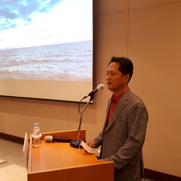 ▲권영근 큐라클 의장이 7일 여의도 63 컨벤션센터에서 사업 전략을 발표하고 있다./ 사진=큐라클