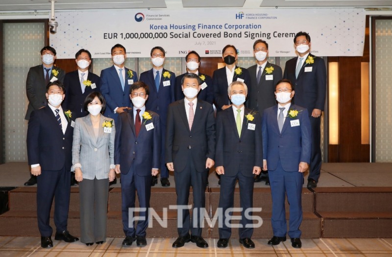 은성수 금융위원장(앞줄 왼쪽 네 번째)과 최준우 한국주택금융공사 사장(앞줄 왼쪽 세 번째)이 7일 서울 중구 웨스틴조선 호텔에서 열린 '해외 커버드본드 발행 기념식'에서 발행주관사 및 참여기관 관계자들과 기념촬영하고 있다./사진=한국주택금융공사