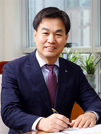 •1992년수협중앙회 입사•2009년수협은행 감사실 일상감사팀장, 수협은행 심사부 기업심사팀장• 2015년수협은행 충청지역금융본부장•2016년수협은행 경인지역금융본부장•2018년수협은행 기업그룹 부행장•2019년수협은행 경영전략그룹 수석부행장•2020년현) 수협은행 은행장