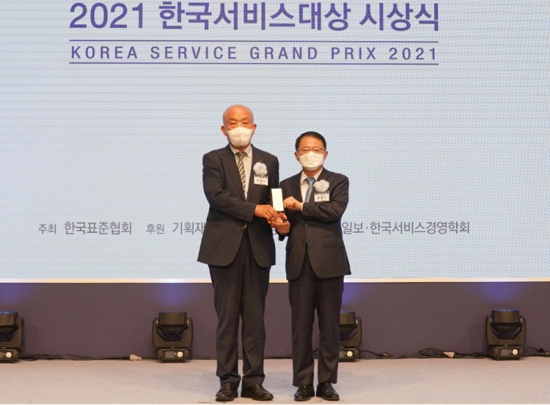 최광우 롯데건설 상무(왼쪽)가 ‘2021 한국서비스대상’ 시상식에서 수상 후 기념 촬영을 하고 있다. / 사진=롯데건설