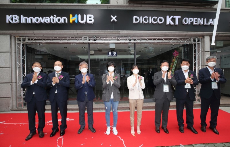 (좌측부터)구현모 KT 대표, 오세정 서울대학교 총장, 권칠승 중소벤처기업부 장관, 정지원 알고케어(KT입주사) 대표, 윤정현 블루시그넘(KB입주사) 대표, 정태호 국회의원, 박준희 관악구청장, 허인 KB국민은행장이 ‘관악S밸리 스타트업센터’ 개소식에 참여했다. 사진=KT