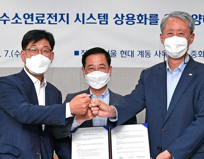 (왼쪽부터) 이기동 현대글로벌서비스 대표이사, 김세훈 현대차 부사장, 이형철 한국선급 회장. 제공=현대차.