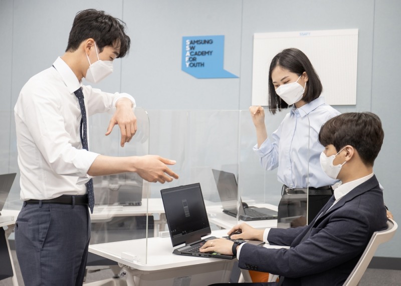 '삼성청년SW 아카데미 부울경 캠퍼스'에서 교육생들이 시범 수업을 진행중이다. 사진=삼성전자