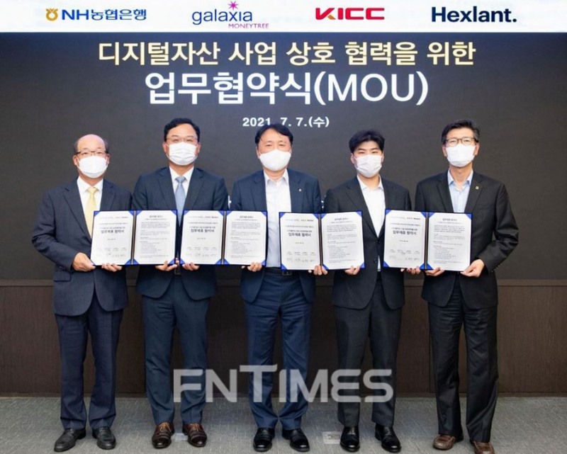 (왼쪽부터) 임명수 한국정보통신 대표와 신동훈 갤럭시아머니트리 대표, 권준학 NH농협은행장, 노진우 헥슬란트 대표, 이상래 NH농협은행 디지털금융부문장이 지난 7일 서울 중구 농협은행 본사에서 디지털 자산 사업 상호 협력을 위한 업무협약을 체결한 뒤 기념촬영하고 있다./사진=헥슬란트