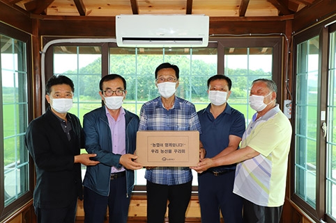 ▲ 9일 서천군 한산면 마양마을(이장 이명원)을 찾아 마을회관에 무더위 대비용 에어컨을 설치해주고 농촌 어르신을 위한 건강식품세트를 전달했다. 신봉섭 농협서천군지부장(오른쪽 두 번째), 박관구 한산농협조합장(왼쪽 두 번째).