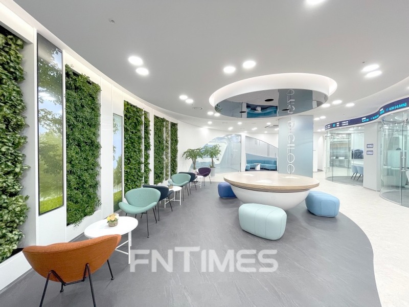 신한은행 디지로그 브랜치 남동중앙금융센터 '기업금융라운지'./사진=신한은행