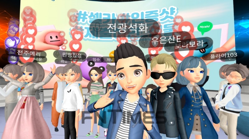 우리금융지주 자회사 우리은행은 13일 메타버스 플랫폼으로 은행장과 MZ세대 직원들이 ‘디지털 마인드 확산과 미래 고객에 관한 이해‧공감’의 시간을 가졌다. 권광석 우리은행장이 ‘전광석화’라는 닉네임으로 메타버스 플랫폼에 접속한 MZ세대 직원들과 직접 셀프 카메라를 찍고 있다./사진=우리은행