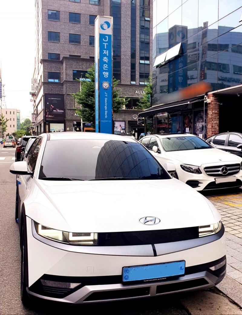 JT저축은행이 모든 영업용 차량의 계약이 종료되는대로 친환경 차량으로 전환해 나가겠다고 13일 밝혔다. /사진=JT저축은행