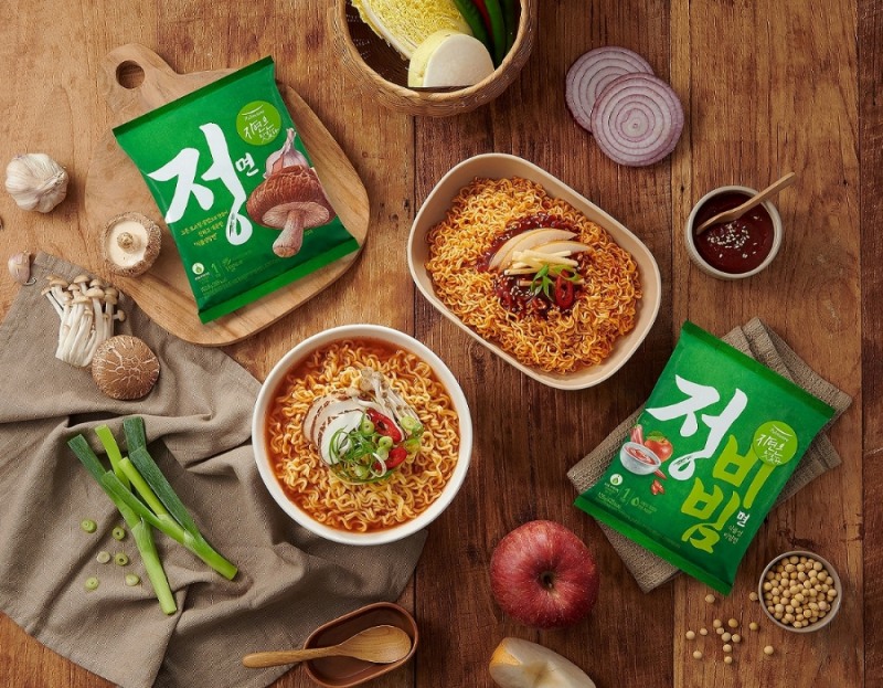 풀무원 비건라면 정면과 정비빔면 제품 모습. / 사진제공 = 풀무원