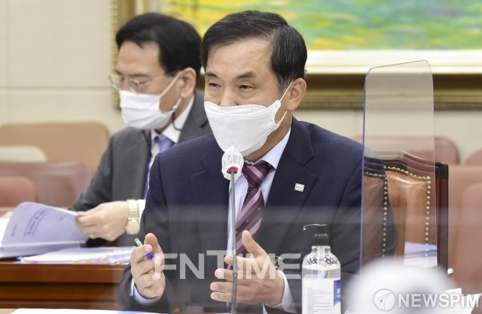 위성백 예금보험공사 사장이 지난해 서울 여의도 국회 본관 정무위원회 회의실에서 열린 '2020 국정감사'에 출석해 의원 질의에 답변하고 있다. /사진=뉴스핌