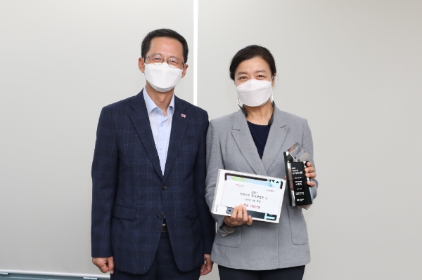 15일 서울시 중구 흥국생명 본사에서 진행된 자랑스러운 흥국인 시상식에서 박춘원 흥국생명 대표(사진 왼쪽)와 이영미 재무기획심사팀 차장이 기념촬영을 하고 있다./사진= 흥국생명