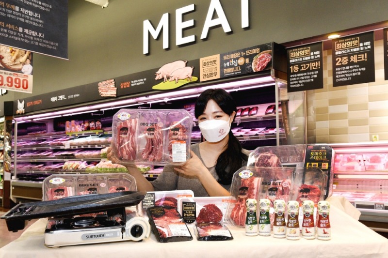 모델이 15일 서울 등촌동 홈플러스 강서점에서 ‘BBQ 멀티팩’ 등 홈플러스의 ‘썸머 BBQ 대전’ 행사상품을 선보이고 있다. / 사진제공 = 홈플러스