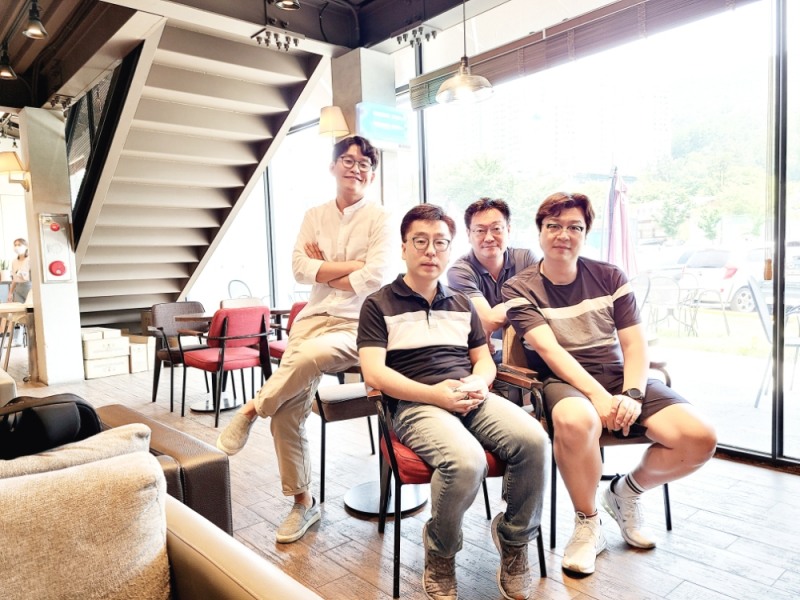 한국부동산원 사내벤처에서 스핀오프한 비앤써(왼쪽부터 박알찬, 대표이사 김영혁, 김정규, 김성탁) / 사진=한국부동산원