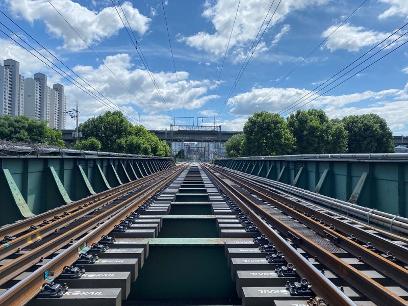 장대레일이 설치된 한천교. /사진제공=한국철도