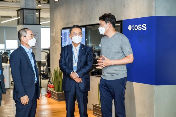 송종욱 광주은행장(왼쪽 두 번째)이 지난 1일 비바리퍼블리카를 방문해 이승건 대표(왼쪽 세 번째)와 대화를 나누고 있다./사진=광주은행(2021.7.2)